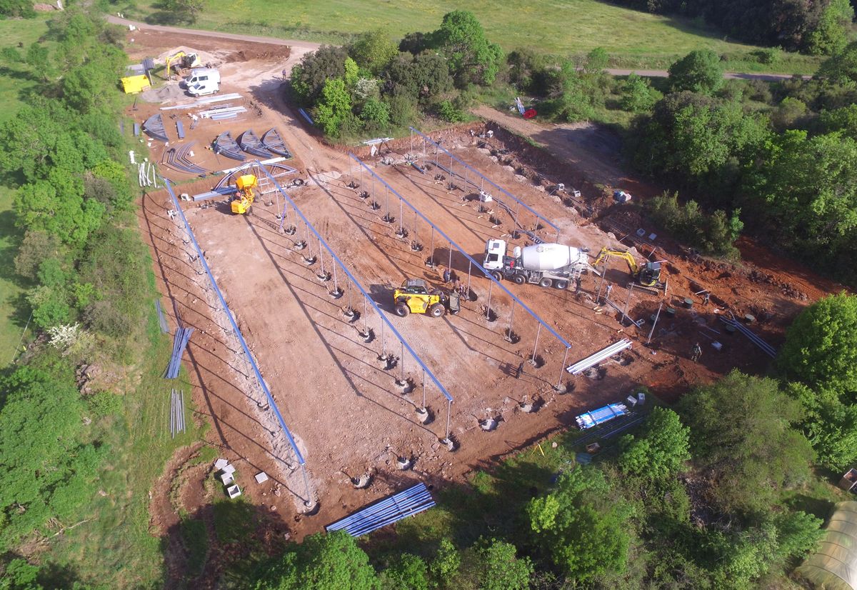 Chantier terrassement, fondations et montage serre