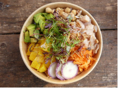 Poké bowl à la truite fumée