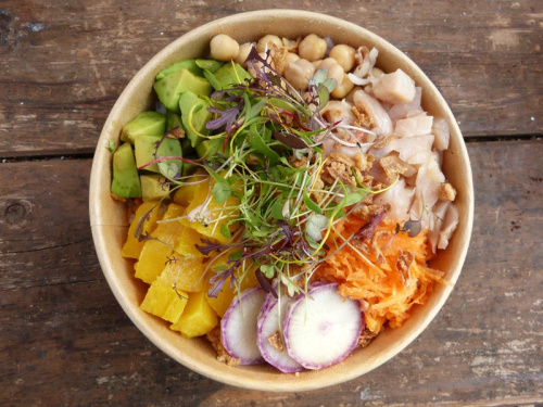 Poké bowl à la truite fumée